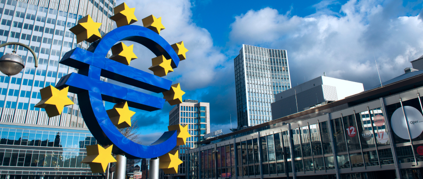 Un edificio de banco central muestra el símbolo de la moneda europea, representando su importancia en los mercados globales de forex y en el análisis.