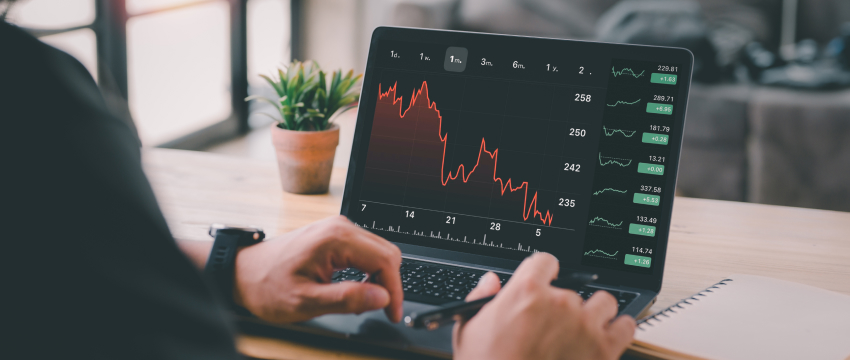 Pantalla de ordenador portátil que muestra un gráfico bursátil en Metatrader 4 con diversas tendencias del mercado y métricas de rendimiento para la velocidad de mt4.