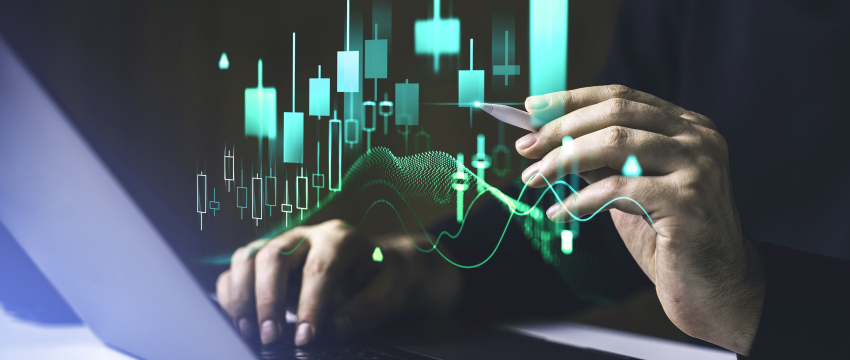 شخص يحلل مخططات الفوركس على جهاز كمبيوتر محمول، يركز على الرسم البياني المعروض.